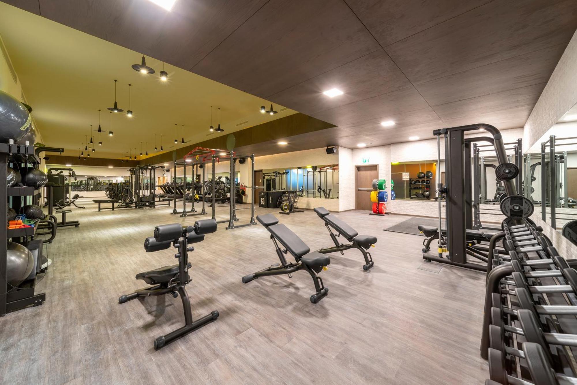 Five Jumeirah Village Dubai Buitenkant foto The gym at the hotel