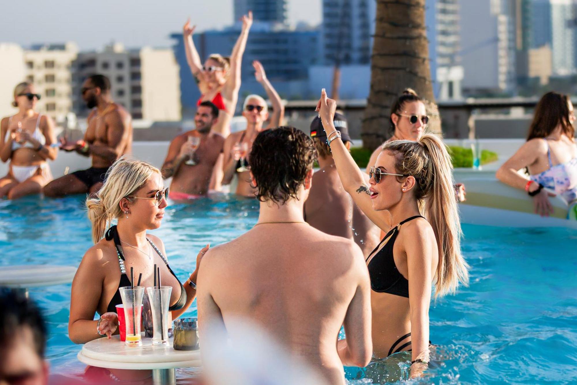 Five Jumeirah Village Dubai Buitenkant foto The pool at the Hilton Dubai The Palm